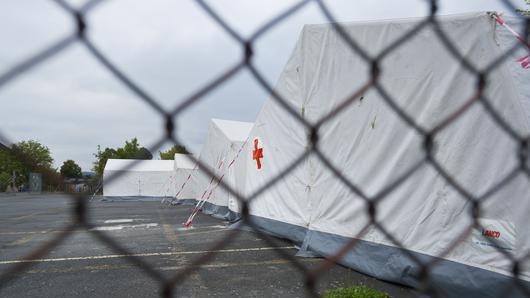 Rotes Kreuz baut Zelte in der Gemeinschaftsunterkunft auf       -  Grosse Zelte stehen auf dem Hof der Gemeinschaftsunterkunft in Veitshöchheim. Wegen anhaltend hoher Fluechtlingszahlen in Bayern und Unterfranken hatten Helferinnen und Helfer des Roten Kreuzes die Zelte aufgestellt.