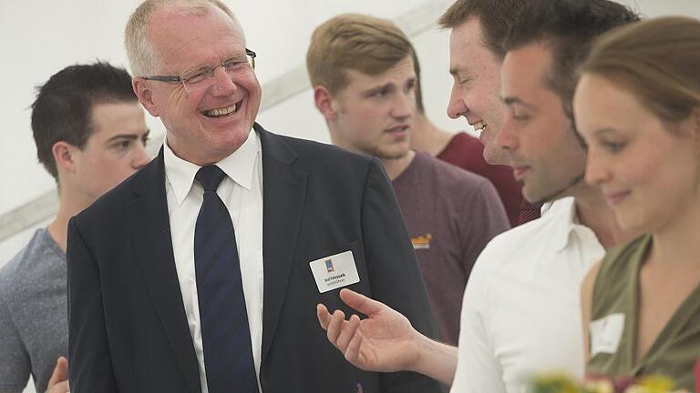 Gut gelaunter Gesprächspartner: Geschäftsführer Axel Polossek im Kreise von Mitarbeitern beim Jubiläumsfest in Helmstadt.