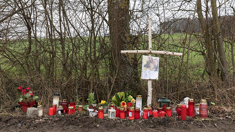 Rund 400 Meter von der Staatstraße 2298 entfernt liegt der Unfallort im Gehägsweg, wo Blumen und Kerzen an den Tod der 26-jährigen Spaziergängerin erinnern.