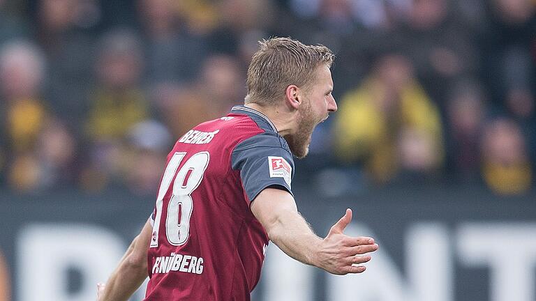 Dynamo Dresden - 1. FC Nürnberg       -  Wenn die Stürmer schon nicht treffen, muss der Kapitän ran: Hanno Behrens jubelte über seinen Kopfball zum 1:1-Ausgleich in Dresden.