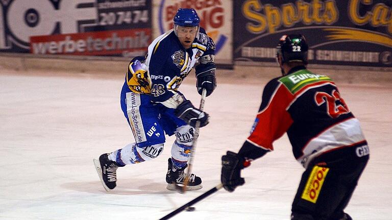 Oberliga-Eishockey in Schweinfurt: Tray Tuomie (links) im Trikot der Mad Dogs Schweinurt in der Saison 2004/2005. Oberliga-Eishockey in Schweinfurt: Tray Tuomie (links) im Trikot der Mad Dogs Schweinurt in der Saison 2004/2005.