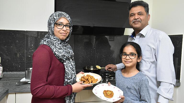 Ata Chaudhry und seine Töchter Waniya (13, links) und Laiba (9) starten am Sonntag, 3. April, in den Ramadan. Für Ata steht dann ganztägiges Fasten auf dem Programm, die Töchter sind stundenweise dabei. Im Bild zeigt Waniya traditionelle pakistanische Gemüse-Pakoras und Laiba eine Gemüse-Frikadelle.