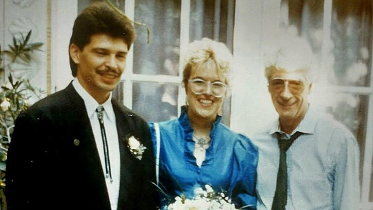 Das Hochzeitspaar Kurt und Sabine Lieb am 6. August 1988 mit „Herzblatt“-Moderator Rudi Carrell als Überraschungsgast - Das Hochzeitspaar Kurt und Sabine Lieb am 6. August 1988 mit „Herzblatt“-Moderator Rudi Carrell als Überraschungsgast Das Hochzeitspaar Kurt und Sabine Lieb am 6. August 1988 mit „Herzblatt“-Moderator Rudi Carrell als Überraschungsgast - Das Hochzeitspaar Kurt und Sabine Lieb am 6. August 1988 mit „Herzblatt“-Moderator Rudi Carrell als Überraschungsgast
