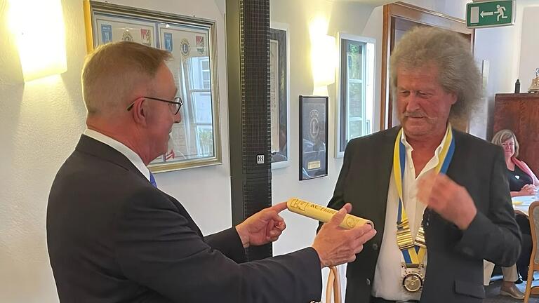 Der scheidende Präsident des Rotary-Clubs Hassfurt übergibt die Präsidentschaft an den neuen Präsidenten Engelbert Schmid.