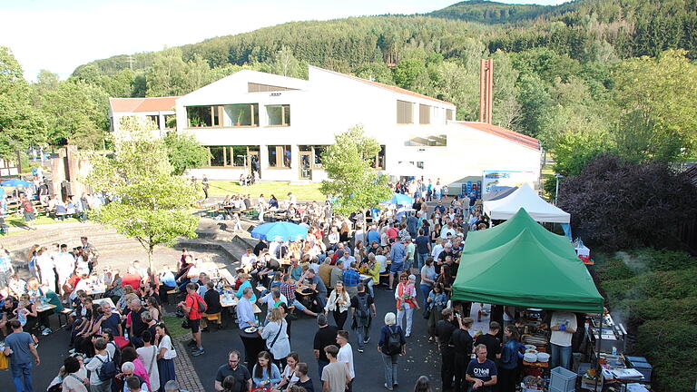 Schulfest 100 Jahre Franz-Miltenberger-Gymnasium, Impressionen vom Pausenhof