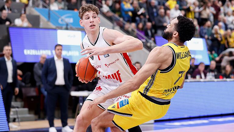 Würzburgs Hannes Steinbach (links), hier beim Spiel gegen Ludwigsburg im November, wird am Montag von mehreren Scouts aus der NBA beobachtet.
