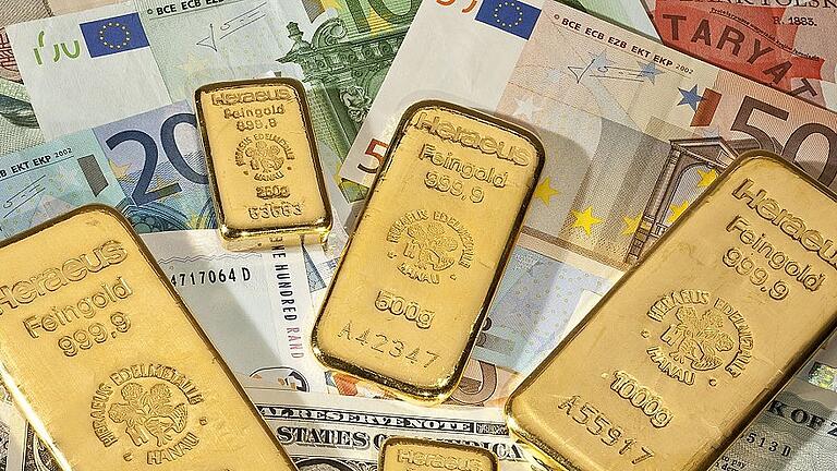 Gold und Geld       -  Diese Ansammlung von Geld und Gold fand nicht den Weg in die heimischen Fundbüros. Allerdings landete einmal Bargeld in Höhe von 2500 Euro im Haßfurter Fundbüro, in Knetzgau wurden sogar einige Gramm Gold mit einem Wert von etwa 7000 Euro bei der Behörde abgegeben. Beide Fundsachen wurden nicht von ihren Besitzern abgeholt.