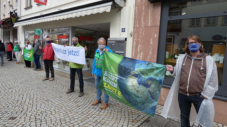 Unter dem Motto 'Kein Grad weiter' hat Fridays for Future am Freitag an über 450 Städten in Deutschland und 3100 Orten weltweit für effektiven Klimaschutz demonstriert.  Auch in Haßfurt bildete sich in der Innenstadt eine Menschenkette.