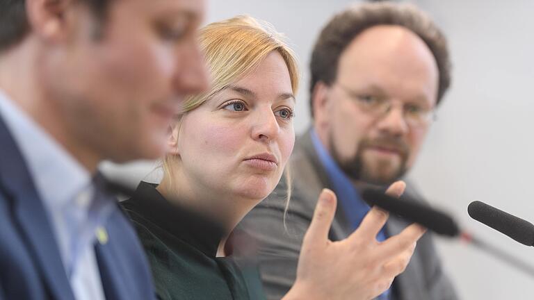 Grünen-Fraktionschefin im Bayerischen Landtag&nbsp;Katharina Schulze (Mitte) ist überzeugt, dass die Bayerische Polizei grundlegende Veränderungen gegen rassistische Tendenzen braucht.