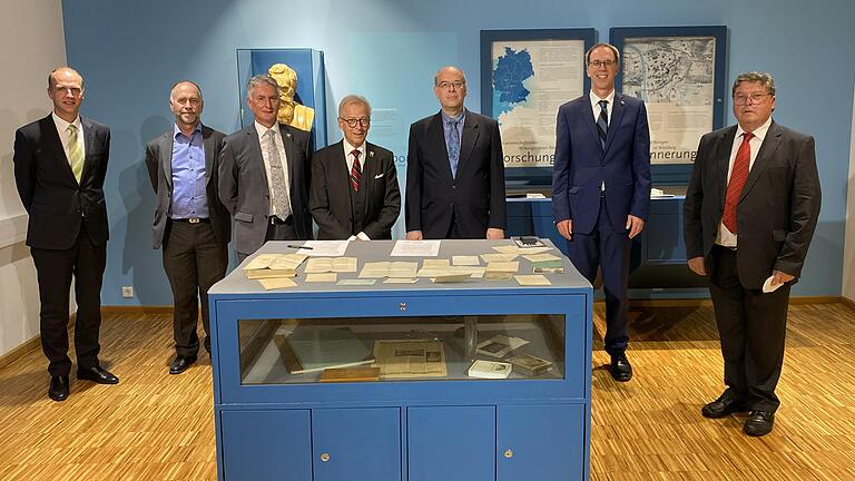 Bei der Übergabe (von links): Professor Robert Grebner, Professor Manfred Kiesel, Roland Weigand, Professor Dietbert Hahn, Dr. Jochen Amrehn, Professor Paul Pauli, Adolf Bauer.