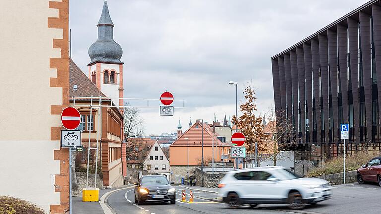 Einbahnverkehr in der Zeller Straße: Die Entscheidung, ob aus der Probephase eine dauerhafte Lösung wird, ist erst einmal vertagt.