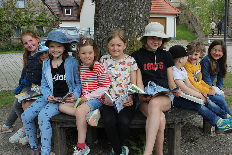 Die Kinder des Ortes fingen direkt an, in ihren geliehenen Büchern zu lesen.