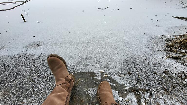 Vorsicht beim Schlittschuhfahren       -  Obwohl schon mehrere Tage Frostwetter herrscht, ist es alles andere als sicher, dass das Eis schon hält.