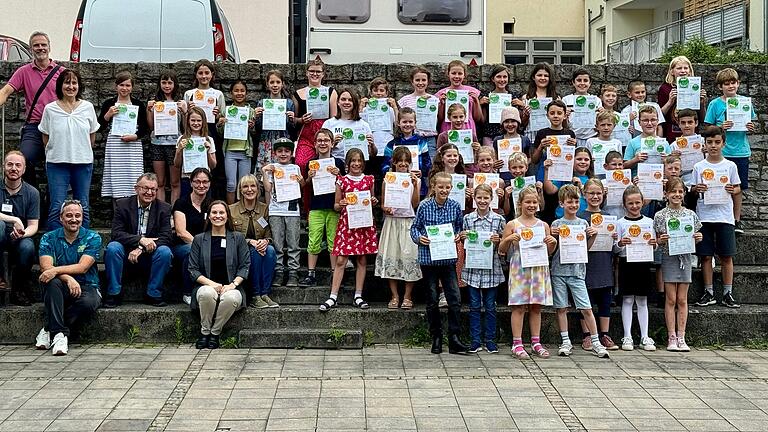 Hochmotivierte Schülerinnen und Schüler der Musikschule stellten sich der Herausforderung der Junior- und D-Prüfung, die alle bestanden und dafür viel Lob und Anerkennung einheimsten.