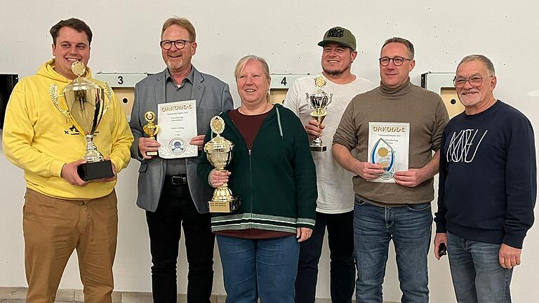 Auf dem Foto (von links): Hans Neumann, Walter Schömig, Michaela Strohmenger, Tobias Gundlach, Steffen Kohlmann und 2. Schützenmeister Werner Gehret; es fehlt Pia Hauß. Auf dem Foto (von links): Hans Neumann, Walter Schömig, Michaela Strohmenger, Tobias Gundlach, Steffen Kohlmann und 2. Schützenmeister Werner Gehret; es fehlt Pia Hauß.