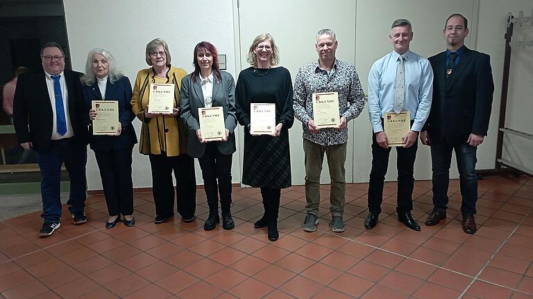 Im Bild von links: Frank Baumann (1. Vorsitzender), Irmgard Mack (40 Jahre), Karin Rosenberger (40 Jahre), Andrea Streit, Christina Hirsch, Thilo Korn, Andre Streit (alle 25 Jahre), Dirk Reimer (2. Vorsitzender).