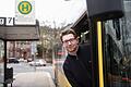 Busfahrer aus Leidenschaft: Alex Frank in seinem Bus am Würzburger Bahnhof.