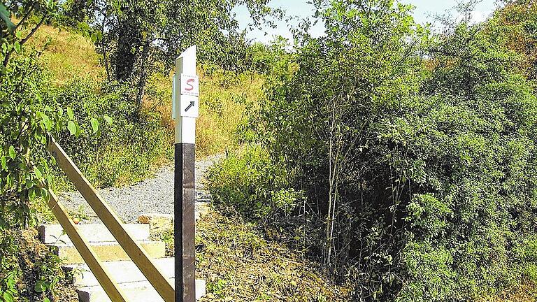 Der Aufgang zum Strahlunger Weinberg ist schon beschildert.