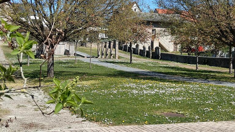 Ein Dorf mit 'Dorfpark, darin eine Kreuzigungsgruppe des Bildhauers Julius Bausenwein – und jede Menge Rosen.