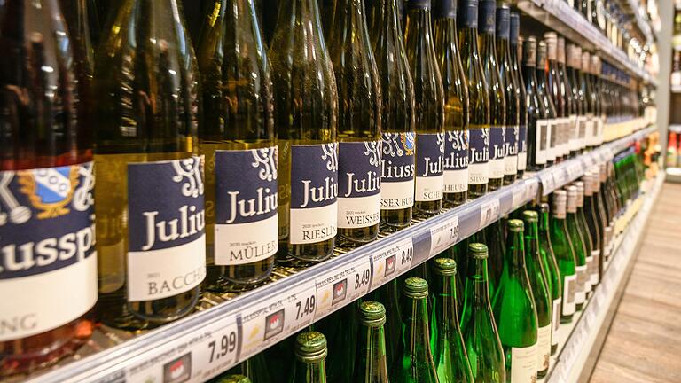 Auf Würzburger Weinen könnten bald Alkohol-Warnhinweise verpflichtend werden.