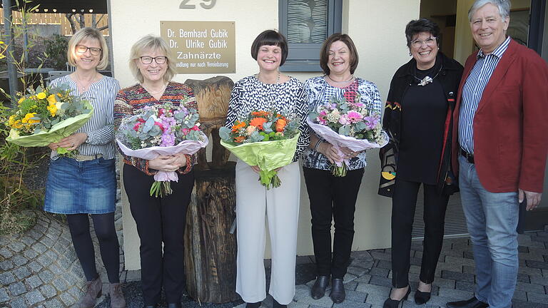 Die Praxisinhaber Dr. Ulrike Gubik und Dr. Bernhard Gubik (rechts) dankten vor ihrer Praxis in Rieneck den treuen Mitarbeiterinnen (von links) Ute Heil, Karin Weis, Marion Gessner und Maria Deschner.