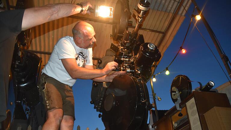 Autokino hatten in den 1950er- und 60er-Jahren Kultstatus. Bei den Fladungen Classics erlebt es eine Renaissance. Das Bild zeigt Initiator Peter Laudensack beim Testlauf.