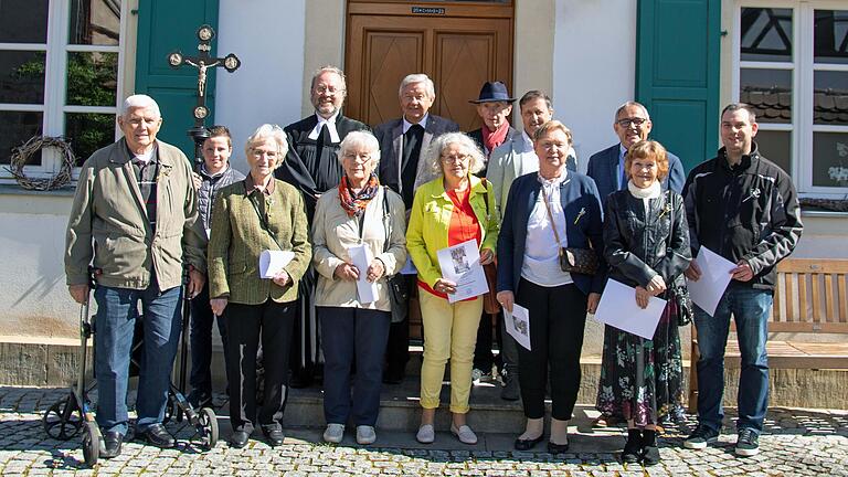 Die Jubilar*innen nach dem Festgottesdienst vor dem Evangelischem Pfarrhaus in Prichsenstadt Die Jubilar*innen nach dem Festgottesdienst vor dem Evangelischem Pfarrhaus in Prichsenstadt