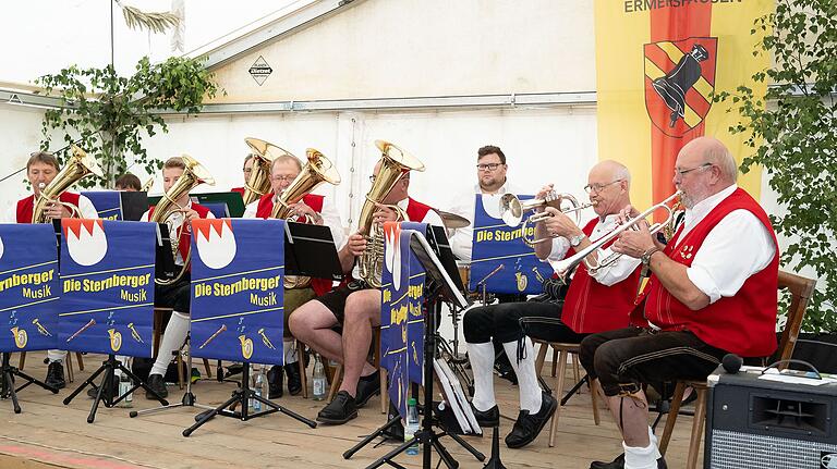 Große Feier in Ermershausen am Sonntag anlässlich des 975. Geburtstages von der kleinste Gemeinde in Unterfranken. Die Sternberger Musiker im Zelt Große Feier in Ermershausen am Sonntag anlässlich des 975. Geburtstages von der kleinste Gemeinde in Unterfranken. Die Sternberger Musiker im Zelt