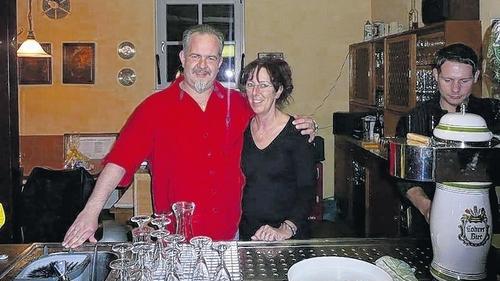 „Buchenstüble“ wieder eröffnet - Mariabuchen (leu) Das seit Februar geschlossene „Buchenstüble“ in Mariabuchen ist seit Karfreitag wieder eröffnet. Schon einen Tag vorher wurden Freunde aus Steinbach, die bei der Vorbereitung zur Eröffnung mitgeholfen hatten, und Pater Paul zur Segnung eingeladen.Gut 25 Personen kamen zur Wiedereröffnung, die mit Sekt und später auch belegten Broten empfangen wurden. Peter und Margit Renoth, die neuen Besitzer des „Buchenstüble“, sagten, weitgehend auf Modernisierungen verzichtet zu haben, um die Gemütlichkeit vom „Stüble“ zu erhalten. Von den Patres Paul und Adalbert aus Mariabuchen wurde die Gaststätte gesegnet. Christen müssten sich in Körper und Seele wohlfühlen, so Pater Paul. Für die Seele sei die Kirche zuständig, für den Körper das „Buchenstüble“. Die Gaststätte hat von Montag bis Samstag ab elf Uhr geöffnet und am Sonntag ab zehn Uhr. „Buchenstüble“ wieder eröffnet - Mariabuchen (leu) Das seit Februar geschlossene „Buchenstüble“ in Mariabuchen ist seit Karfreitag wieder eröffnet. Schon einen Tag vorher wurden Freunde aus Steinbach, die bei der Vorbereitung zur Eröffnung mitgeholfen hatten, und Pater Paul zur Segnung eingeladen.Gut 25 Personen kamen zur Wiedereröffnung, die mit Sekt und später auch belegten Broten empfangen wurden. Peter und Margit Renoth, die neuen Besitzer des „Buchenstüble“, sagten, weitgehend auf Modernisierungen verzichtet zu haben, um die Gemütlichkeit vom „Stüble“ zu erhalten. Von den Patres Paul und Adalbert aus Mariabuchen wurde die Gaststätte gesegnet. Christen müssten sich in Körper und Seele wohlfühlen, so Pater Paul. Für die Seele sei die Kirche zuständig, für den Körper das „Buchenstüble“. Die Gaststätte hat von Montag bis Samstag ab elf Uhr geöffnet und am Sonntag ab zehn Uhr.