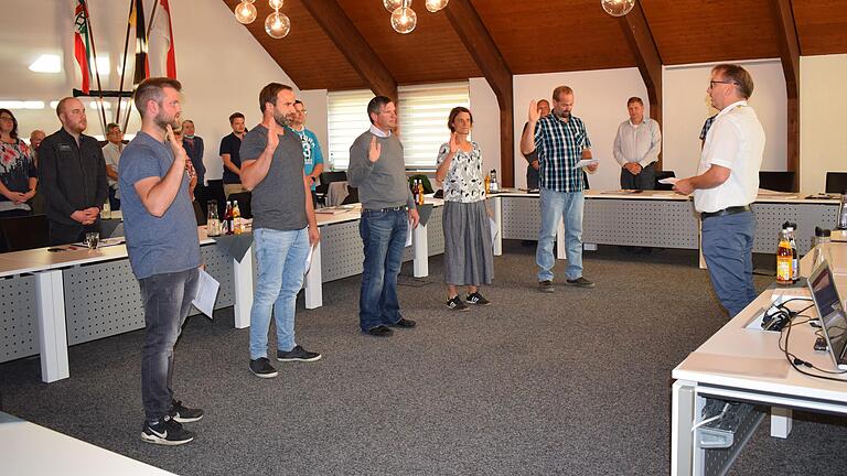 Die fünf bereits gewählten Ortssprecher (von links) Michael Bätz, Ralf Weisbrod, Christian Vogel, Kerstin Brückner und Sven Scheidler werden vereidigt.