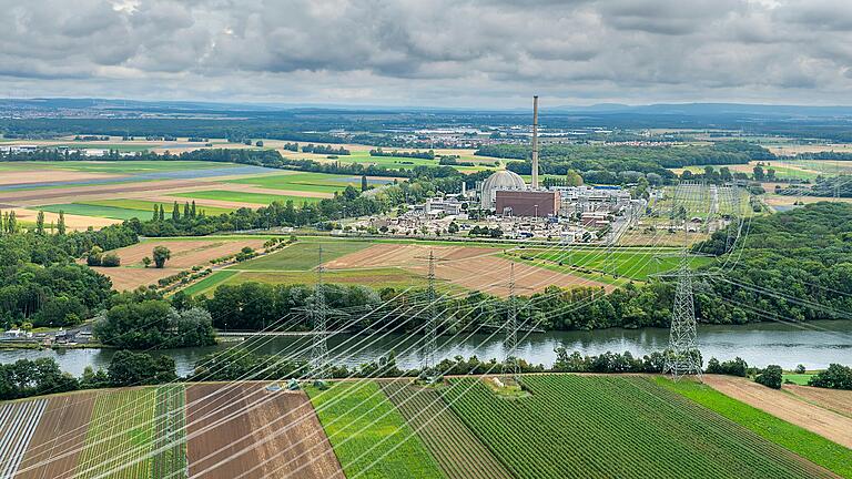 Das Atomkraftwerk Grafenrheinfeld wurde bereits 2015 abgeschaltet, vor wenigen Tagen fielen die Kühltürme. Die Freileitungen sind weiterhin in Betrieb.