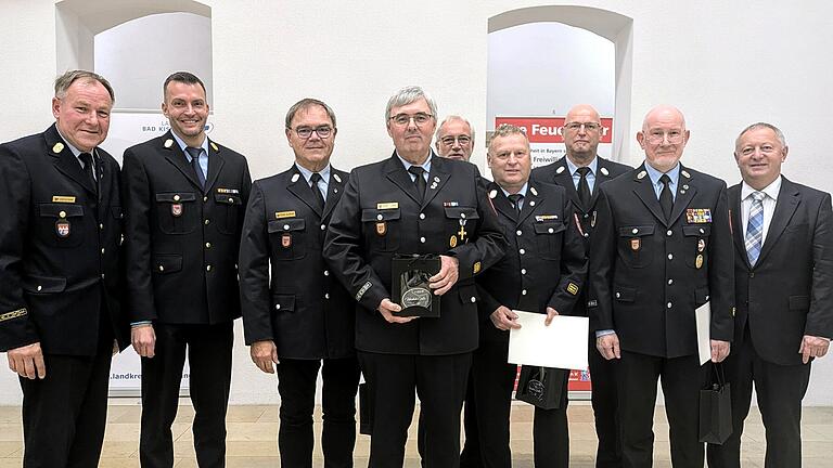 Kreisbrandrat a.D. Benno Metz und sein Amtsnachfolger Markus Ullrich mit ausgeschiedenen Kreisbrandmeistern - Kreisbrandrat a.D. Benno Metz und sein Amtsnachfolger Markus Ullrich (von links) bedanken sich gemeinsam mit Landrat Thomas Bold (rechts) bei den ausgeschiedenen Kreisbrandmeistern Georg Helfrich, Wolfgang Kenner, Elmar Eisenmann, Volker Hägerich, Walter Wild und Christian Neugebauer für ihre Dienste; auf dem Foto fehlen die Kreisbrandräte Manuel Gessner und Alexander Marx. Kreisbrandrat a.D. Benno Metz und sein Amtsnachfolger Markus Ullrich mit ausgeschiedenen Kreisbrandmeistern - Kreisbrandrat a.D. Benno Metz und sein Amtsnachfolger Markus Ullrich (von links) bedanken sich gemeinsam mit Landrat Thomas Bold (rechts) bei den ausgeschiedenen Kreisbrandmeistern Georg Helfrich, Wolfgang Kenner, Elmar Eisenmann, Volker Hägerich, Walter Wild und Christian Neugebauer für ihre Dienste; auf dem Foto fehlen die Kreisbrandräte Manuel Gessner und Alexander Marx.