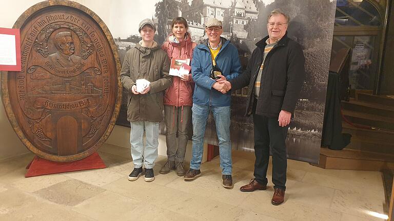 Dieter Küllstädt (zweiter von rechts), hier mit seiner Familie, ist der 1000. Besucher der Ausstellung 'Gefunden, gekauft geschenkt'. Rechts Thomas Horling, zweiter Vorsitzender des Fördervereins Schloss Mainberg. Dieter Küllstädt (zweiter von rechts), hier mit seiner Familie, ist der 1000. Besucher der Ausstellung 'Gefunden, gekauft geschenkt'. Rechts Thomas Horling, zweiter Vorsitzender des Fördervereins Schloss Mainberg.