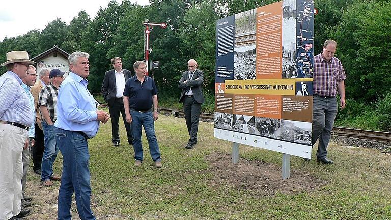 Die Gäste der Veranstaltung zum Projekt 'Strecke 46' an der Infotafel am Bahnhof. Im Vordergrund Gräfendorfs Bürgermeister Alfred Frank, hinter der Tafel Burgsinns Bürgermeister Robert Herold und Zweiter von rechts Gemündens Bürgermeister Jürgen Lippert.