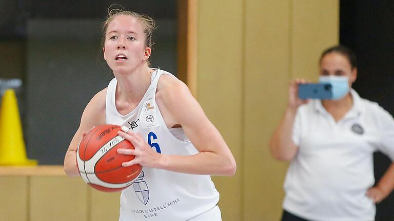 Fine Böhmke im Fokus: Die 23-Jährige von der TG Qool Sharks Würzburg traf im Heimspiel gegen die Rhein-Main Baskets aus Langen in der Zweiten Bundesliga Süd 13 Sekunden vor Spielende mit einem Freiwurf zum 57:56-Sieg.