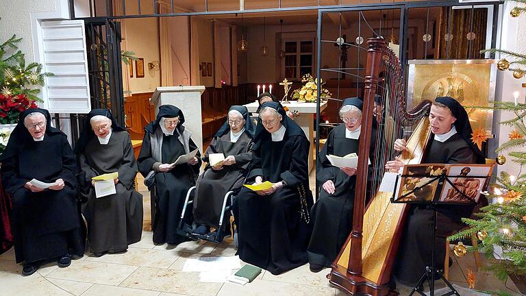 Am Neujahrstag luden die Ordensschwestern des Karmel Regina Pacis in Rödelmaier zu einer besinnlichen Stunde mit gemeinschaftlichem Singen von Weihnachtsliedern  in die kleine Kapelle ein.