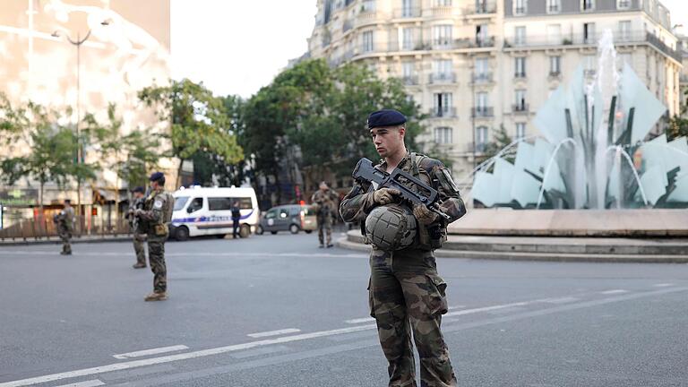 Auto fährt in Café-Terrasse in Paris       -  Kurz vor den Olympischen Spielen in Paris befinden sich viele Militärkräfte in der Stadt, die nach dem Unfall die Umgebung absichern.