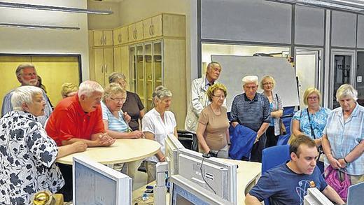 Schotten Station FH:  Der i-Campus und die Studiermöglichkeiten auch für junge Schotten stand im Mittelpunkt einer Stippvisite der schottischen Delegation. Links Helen Russel und Provost Jim Robertson (rotes Hemd), hier in der Fakultät Medizintechnik.