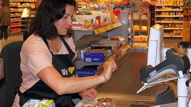 MdB Dorothee Bär schlüpfte bei Edeka in Haßfurt für kurze Zeit in die Rolle einer Kassiererin.