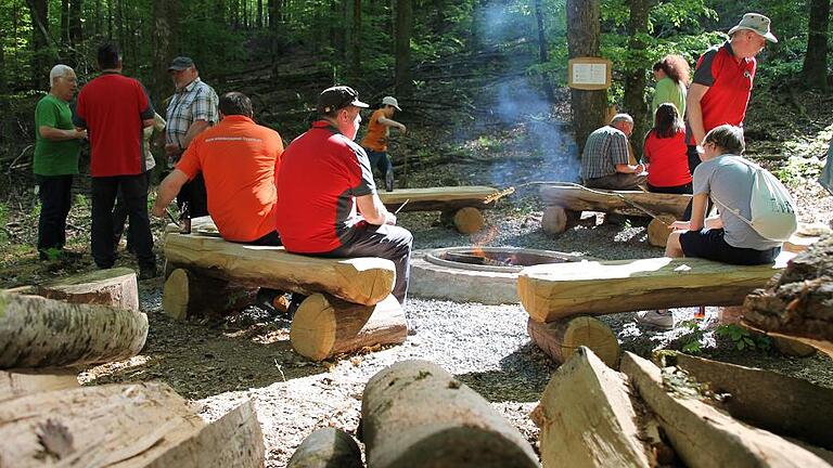 Im Spessart bei Rothenbuch (Lkr. Aschaffenburg) wurde mitten im Wald der erste von zwei neuen Zeltplätzen eröffnet.