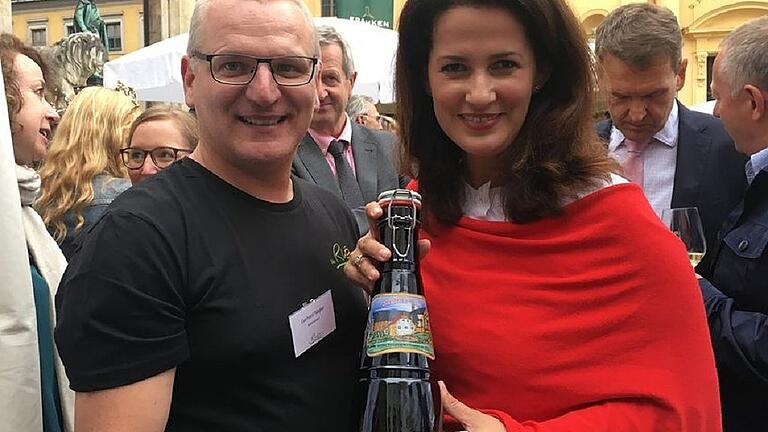 Bischofsheims Tourismusreferent Gerhard Nägler brachte der bayerischen Landwirtschaftsministerin Michaela Kaniber eine Flasche Kreuzbergbier mit.