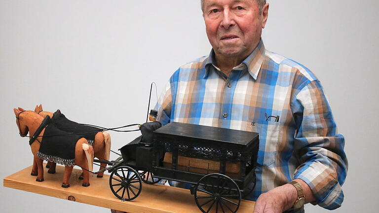 Gottfried Anderlohr hat detailgetreu den Frammersbacher Leichenwagen nachgebaut. Gottfried Anderlohr hat detailgetreu den Frammersbacher Leichenwagen nachgebaut.