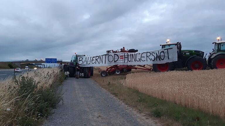 Unterfränkische Bauern protestieren am Autobahnkreuz Biebelried: Dass die heimische Landwirtschaft durch Umweltauflagen immer weiter eingeschränkt werde, befeuere den Hunger in der Welt, sagen sie.&nbsp;