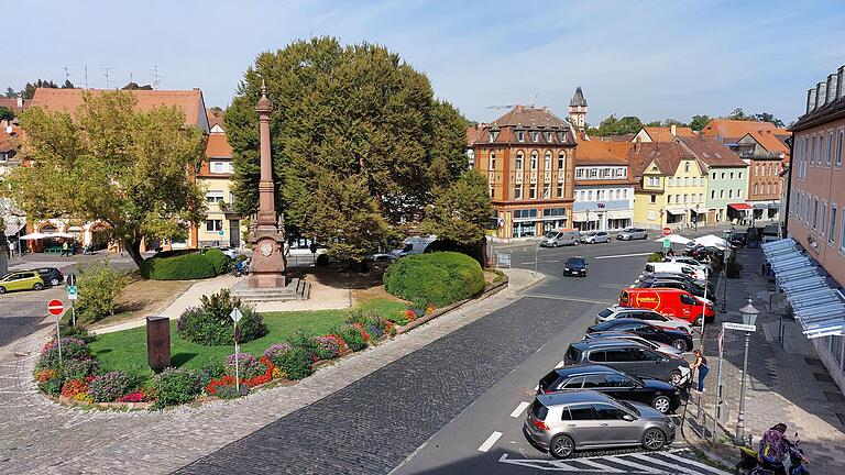 Den Kitzinger Königsplatz gibt es in seiner heutigen Gestaltung seit 1883. Parkplätze und Straße rechts im Bild sollen komplett wegfallen. Die Zufahrt würde dann über die linke Seite erfolgen.