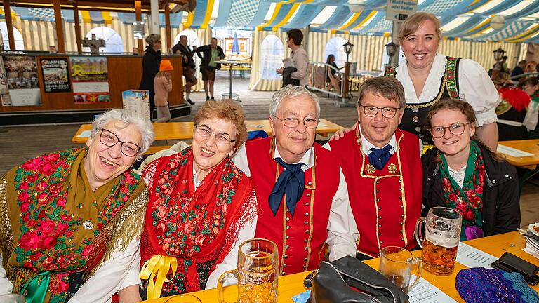 Gute Stimmung herrschte bei den Trachtlern im Festzelt. Gute Stimmung herrschte bei den Trachtlern im Festzelt.