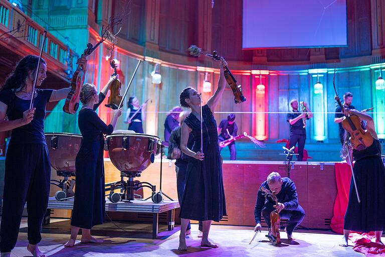 Das Orchester 'Stegreif - The Improvising Orchestra' bei seinem Kissinger-Sommer-Auftritt 2022. Das Orchester 'Stegreif - The Improvising Orchestra' bei seinem Kissinger-Sommer-Auftritt 2022.