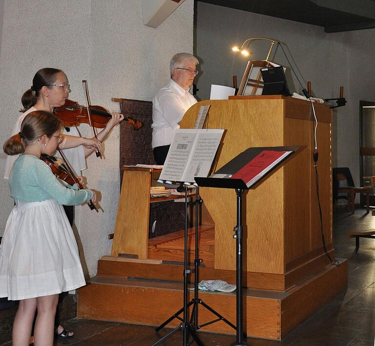 Ensemble Rathgeber: Mutter und die 10jähige Tochter Barbara und Helena Bieber auf der Violine, unterstützt an der Orgel, gespielt von Berthold Gaß Ensemble Rathgeber: Mutter und die 10jähige Tochter Barbara und Helena Bieber auf der Violine, unterstützt an der Orgel, gespielt von Berthold Gaß