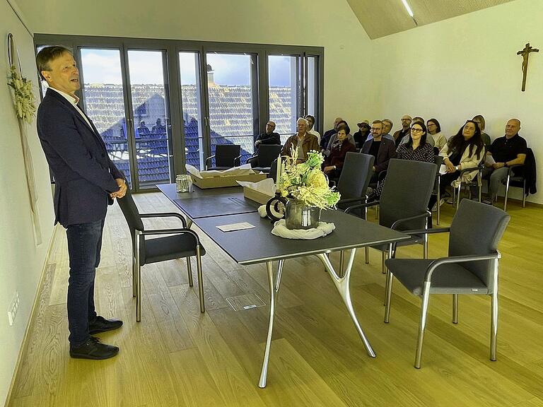 Personalleiter Wolfgang Kühl (links) bei seinem Bericht über das Namensrecht und die herausfordernde Aufgabe der Standesbeamten. Personalleiter Wolfgang Kühl (links) bei seinem Bericht über das Namensrecht und die herausfordernde Aufgabe der Standesbeamten.