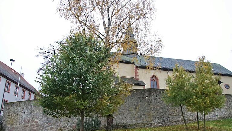 Am Zwinger im Umfeld der St.-Laurentius-Kirche im oberen Leinach soll eine altersbedingt geschwächte Birke (Bildmitte) entfernt werden. Für den betagten, etwa 80 Jahre alten Baum wurde davor bereits im Jahr 2016 eine Ulme gepflanzt. Neben der Entnahme der Birke entschloss sich der Gemeinde zu einer Neugestaltung des Areals.