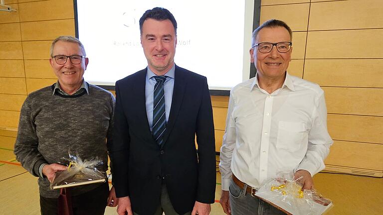 Stellvertretend für jeden Einzelnen, der sich einbringt und Eibelstadt 'heller und schöner macht', ehrte Bürgermeister Markus Schenk (Mitte) bei der Bürgerversammlung diesmal Roland Lörner (links) und Peter Wolf für ihre Dienste in der Kirchenverwaltung. Stellvertretend für jeden Einzelnen, der sich einbringt und Eibelstadt 'heller und schöner macht', ehrte Bürgermeister Markus Schenk (Mitte) bei der Bürgerversammlung diesmal Roland Lörner (links) und Peter Wolf für ihre Dienste in der Kirchenverwaltung.